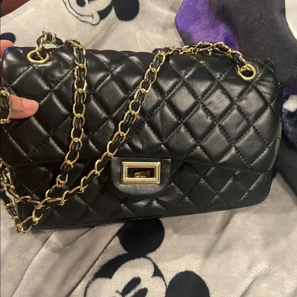 Elegant Black Quilted w/gold /hardware Chain Shoulder Bag - Picture 16 of 16